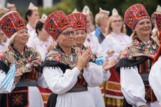 traditionelle Trachten und festliche Stimmung – ein nationales Spektakel