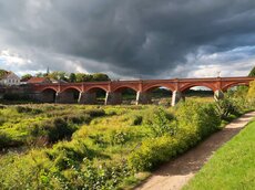 Backsteinbrücke über die Venta führt in die UNESCO-Altstadt von Kuldiga